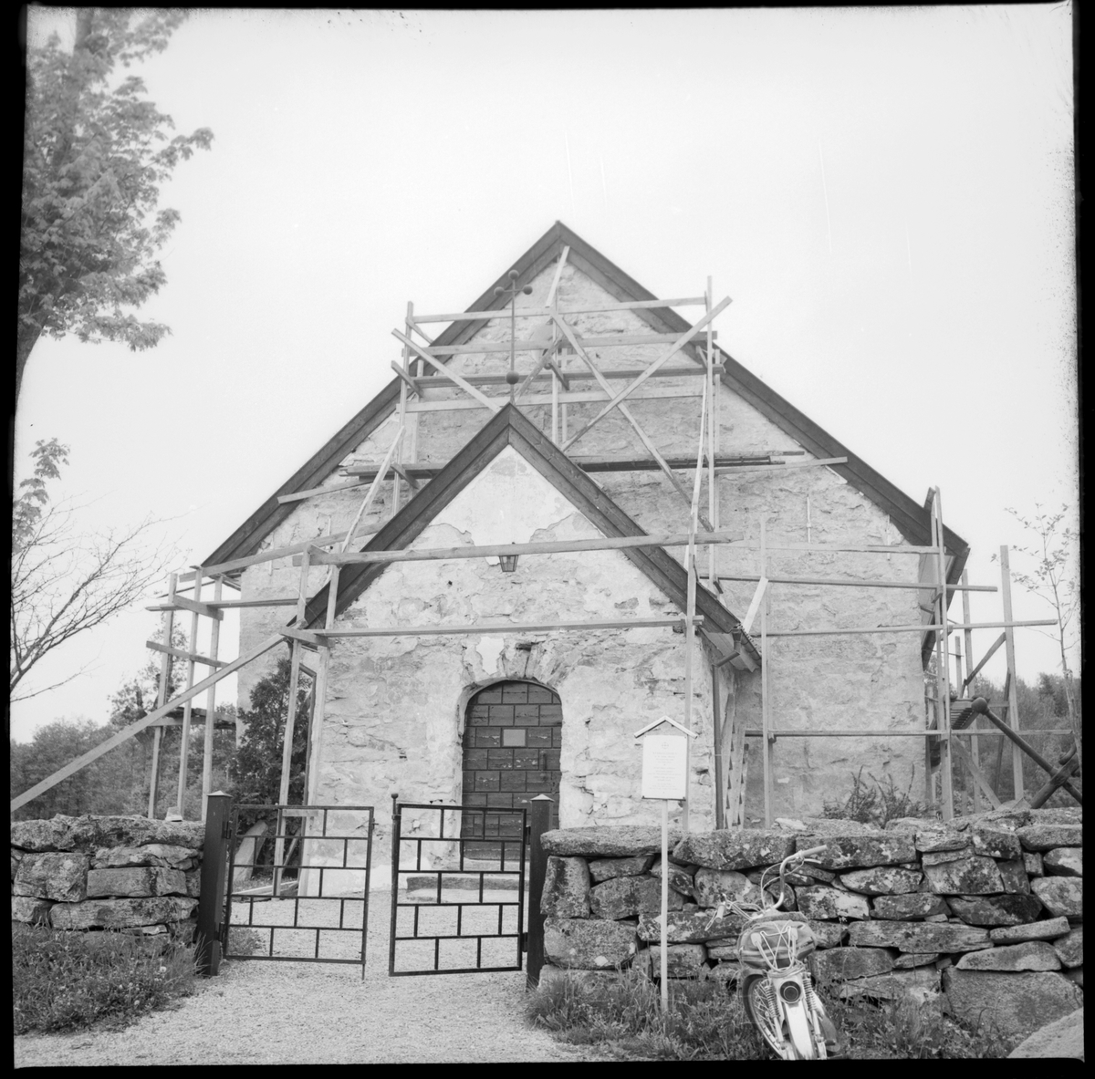 Kyrkan under restaurering. Tunge kyrka