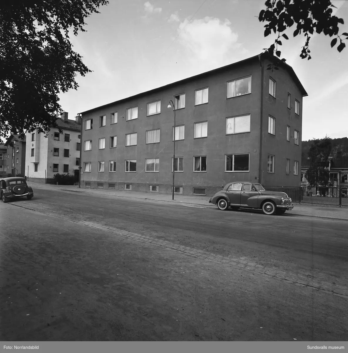 Exteriörbilder på flerfamiljshus i kvarteret Vinkeln på Västermalm. Storgatan, Väderkvarnsbacken, Grönborgsgatan.