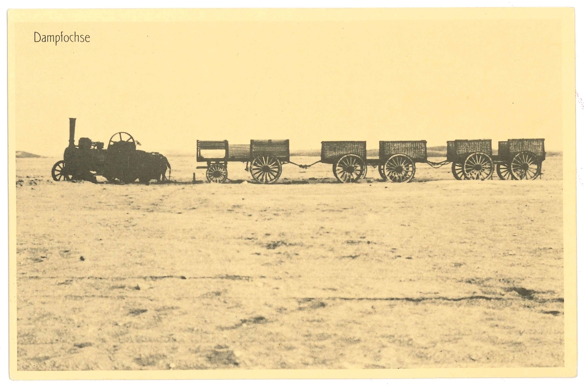 Vykort med motiv: Foto av ångvagn med tre kärror.

Ingår i en saming vykort som är reproduktioner gjorda under slutet av 1980-talet av original från omkr. sekelskiftet 1900.