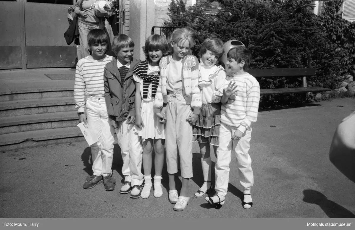 Skolavslutning på Brattåsskolan i Kållered, år 1983. "...en sextett ur Brattåsskolan 3 A som gläds åt sommarlovet."