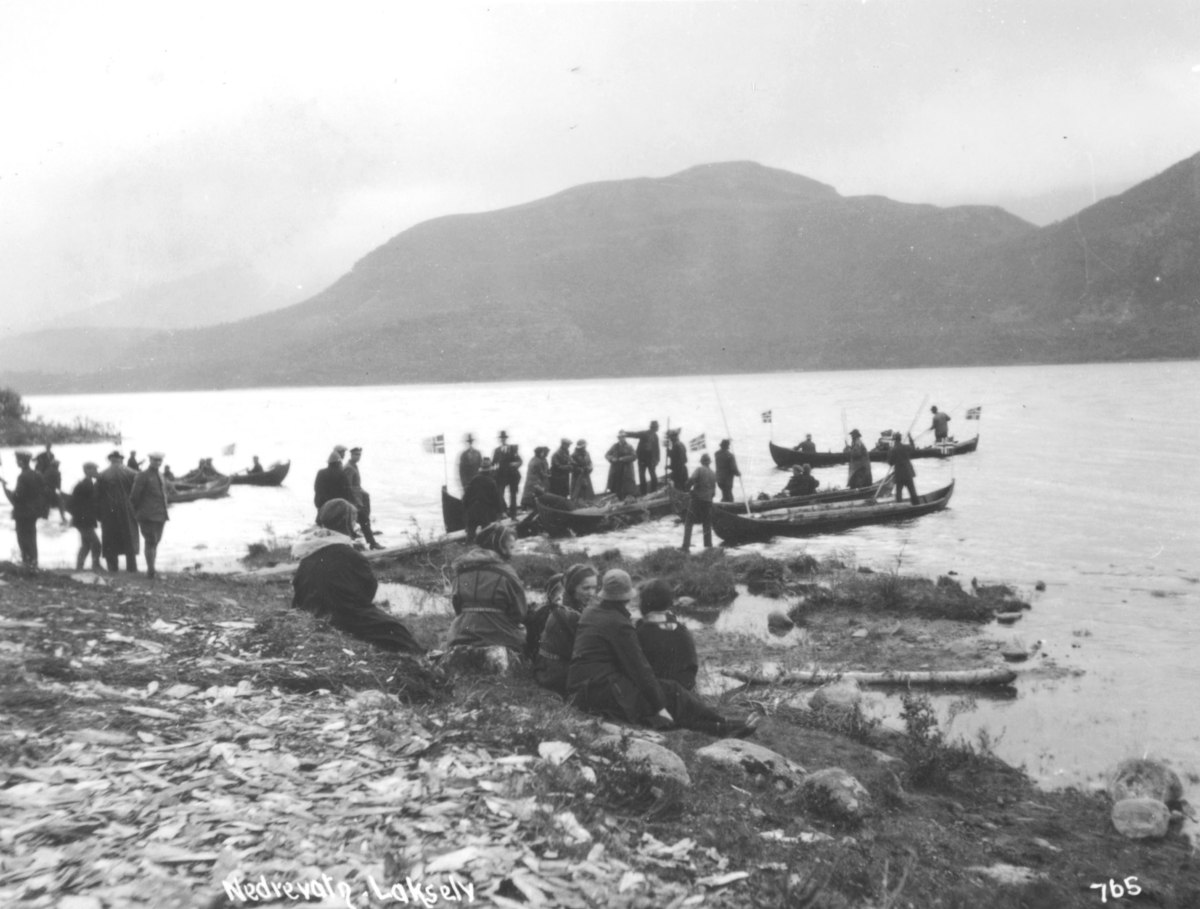 Elvebåter med Jernbanekomiteens medlemmer i ferd med å legge ut på Nedrevatn, Porsanger
