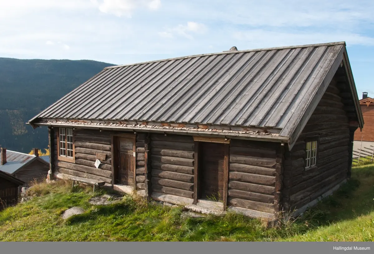Det er en vanlig 3-roms stue, rommene blir kalt for stugu, kammers og kleve.  Inngangen går rett inn i stuerommet.
