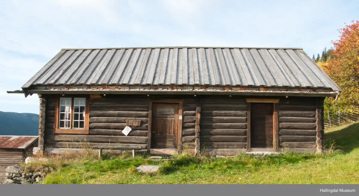 Det er en vanlig 3-roms stue, rommene blir kalt for stugu, kammers og kleve.  Inngangen går rett inn i stuerommet.
