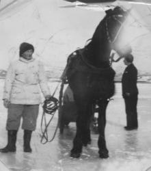 Johannes Nymo ute på havisen ved Brennelv i Porsanger med he