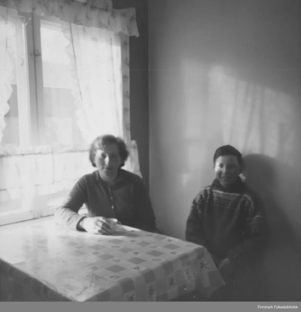 Anne Marie og Torbjørn Nymo fotografert på kjøkkenet i familens hjem.