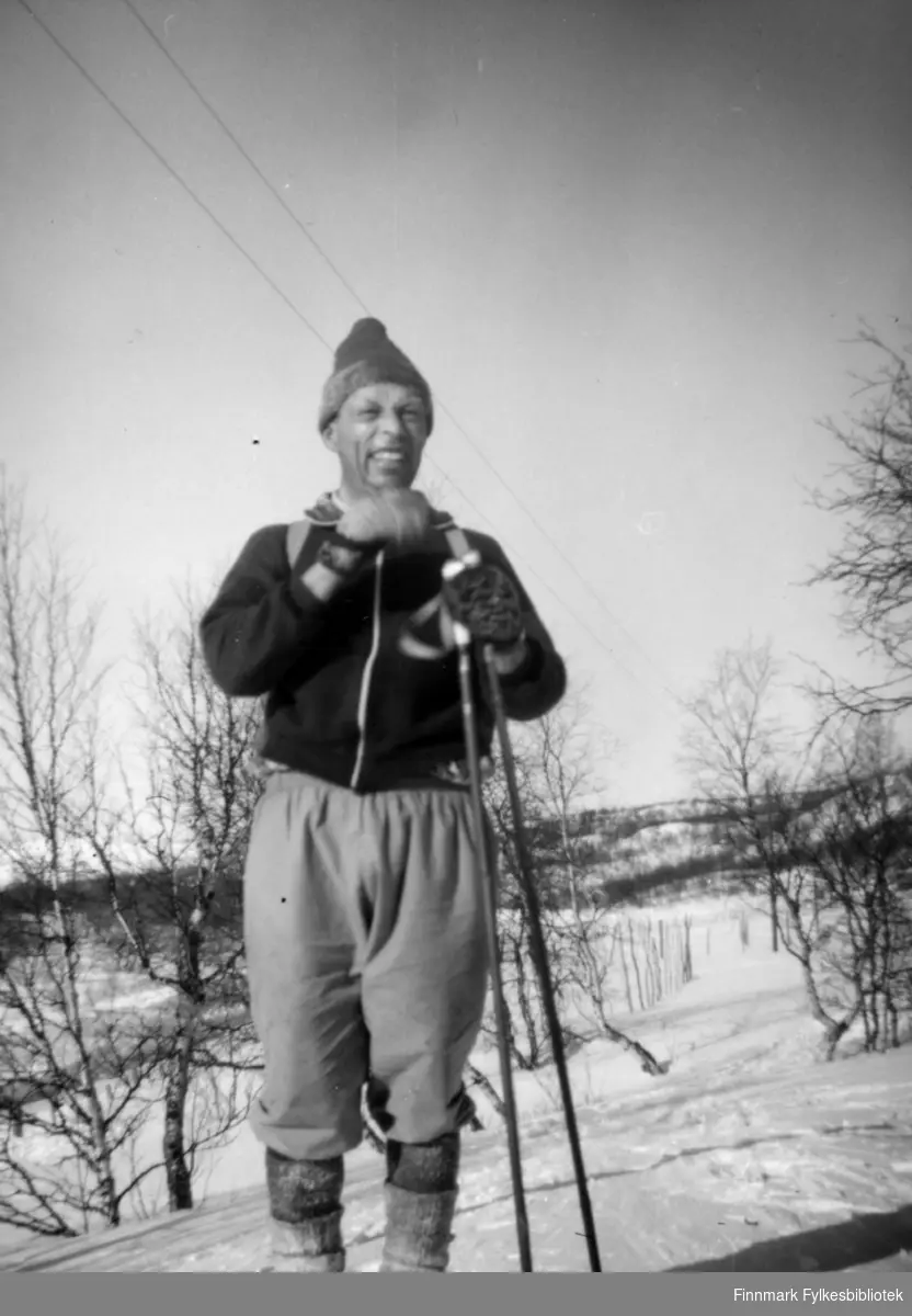 Johan Fredrik Thomassen på skitur ved hytta på Lovvkavann.