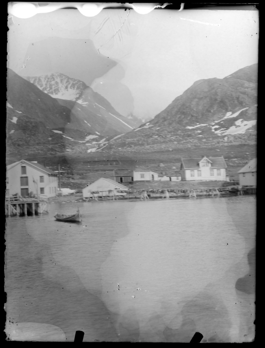 Fiskevær fotografert fra sjøen inn mot land - Finnmark Fylkesbibliotek ...