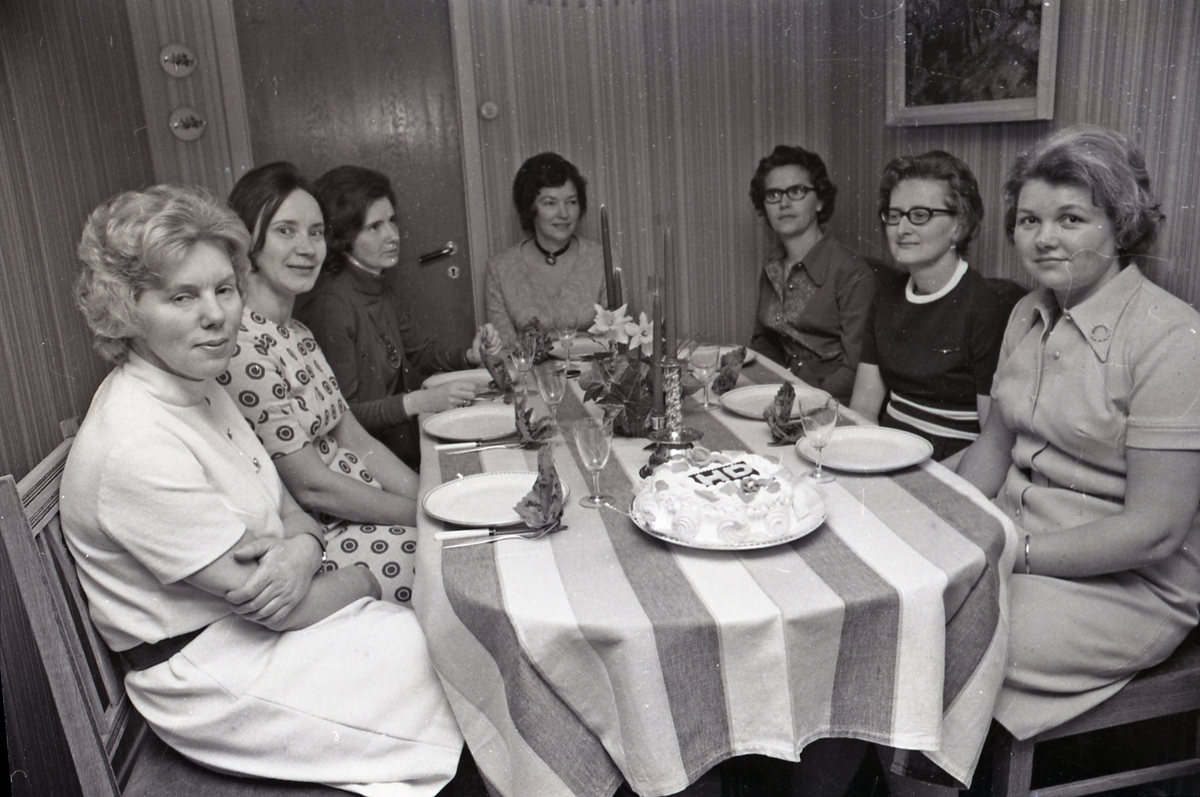 HD Kaken - 1972.
Fru Ommundsen - Fru Lothe - Fru Torblå - Fru Tresnes - Fru Kock - Fru Bergo - Fru Tveit - Fru Nesheim.