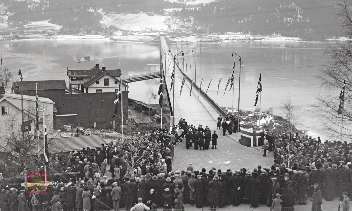 Album fra 1930-1934. Vingnesbrua. "01-12-1934. Broen åpnes."  Musikkforening og en stor folkesamling står og venter.