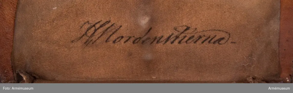 Grupp C II.
Tillhörig överstelöjtnant Henrik David Nordenstierna (1786-1870).
Uppenbarligen förvärvad med anledning av N:s officersutnämning år 1803.