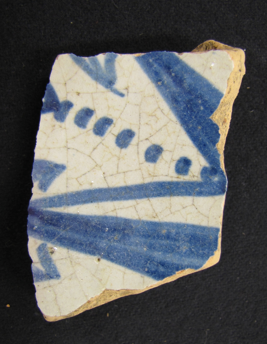 BRÄTTE. LUNDBERG IIa. Fajans, en av 24 mynningsdelar. Dekor med vit botten och blå detaljer.

År 1943 utförde arkeolog Erik B. Lundberg från riksantikvarieämbetet en arkeologisk utgrävning av den forna staden Brätte.