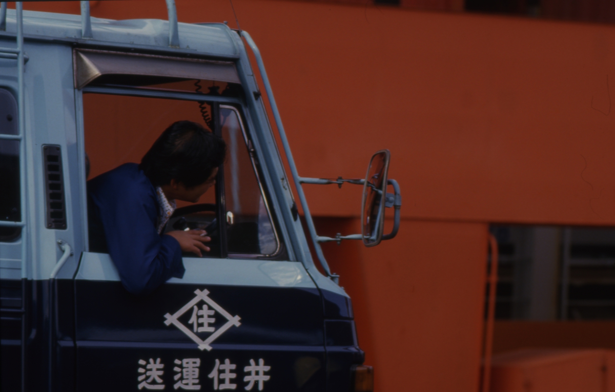 Containere lastes på lastebil i Tokyo.