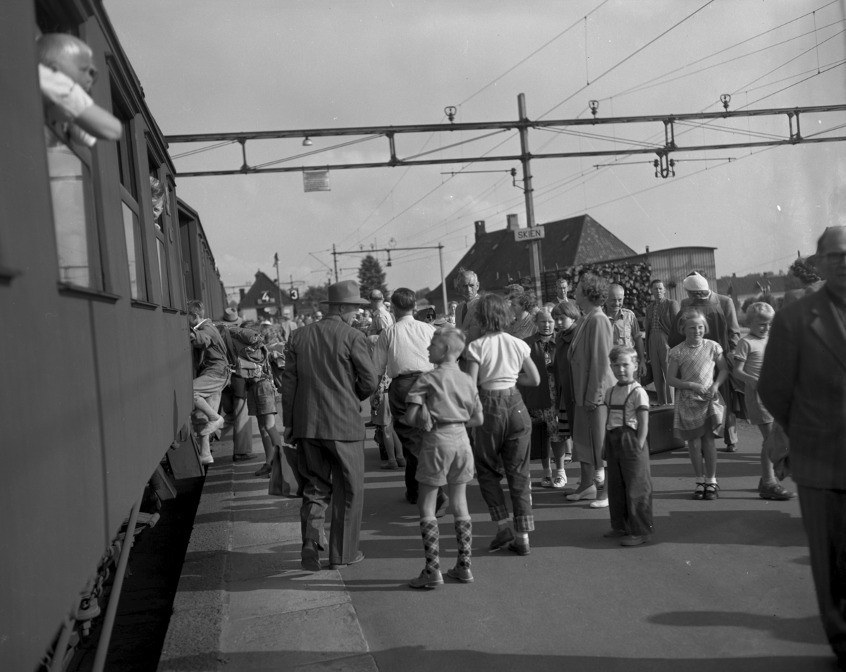 Vardens arkiv. "Skien jernbanestasjon" 18.07.1953