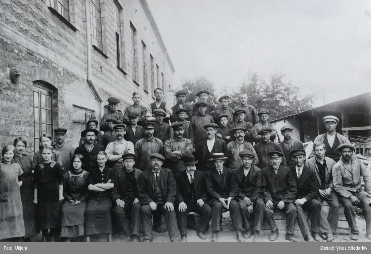 Arbeidsstokken ved Firma Rosenvinge (Trioving) i Moss 1915.
Ingen navn.