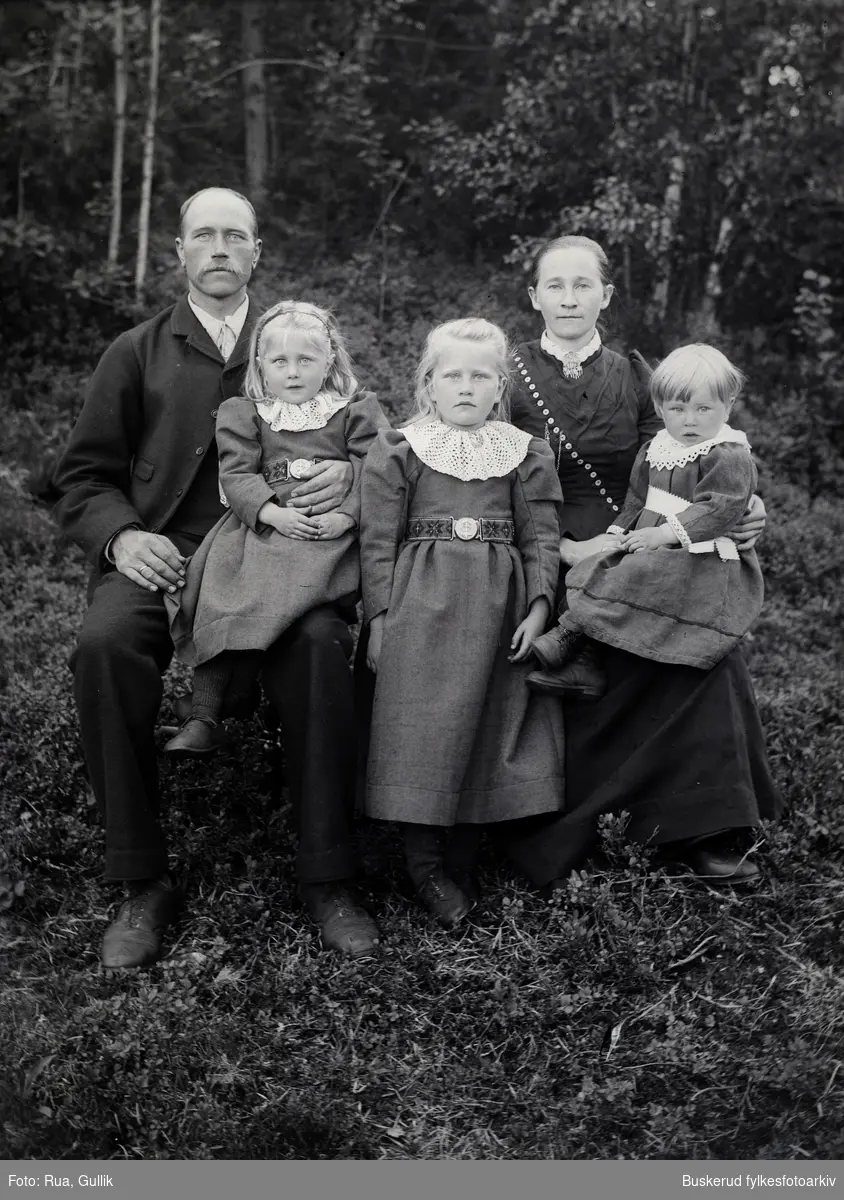 Ole O.Berget (1865-1940) med kona Aslaug Jonsdatter Buen (1866-1939)
Barn: Aslaug  Buen (1893...) Ingeborg  Buen ( 1894-1974) Olav  Buen (1897-1985) 
Flesberg 1899