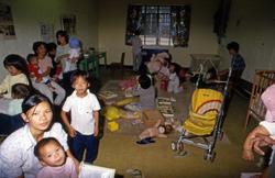 Barn leker på et venterom i Tuen Mun flyktningeleir i Hong K
