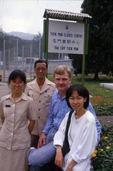 Utenfor Tuen Mun flyktningeleir i Hong Kong.