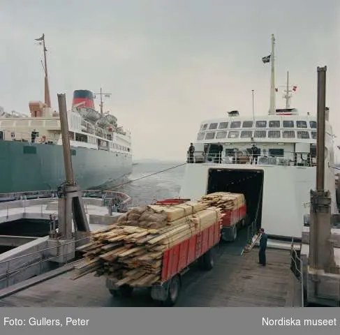 Göteborgs hamn. En lastbil kör på ett fartyg. 