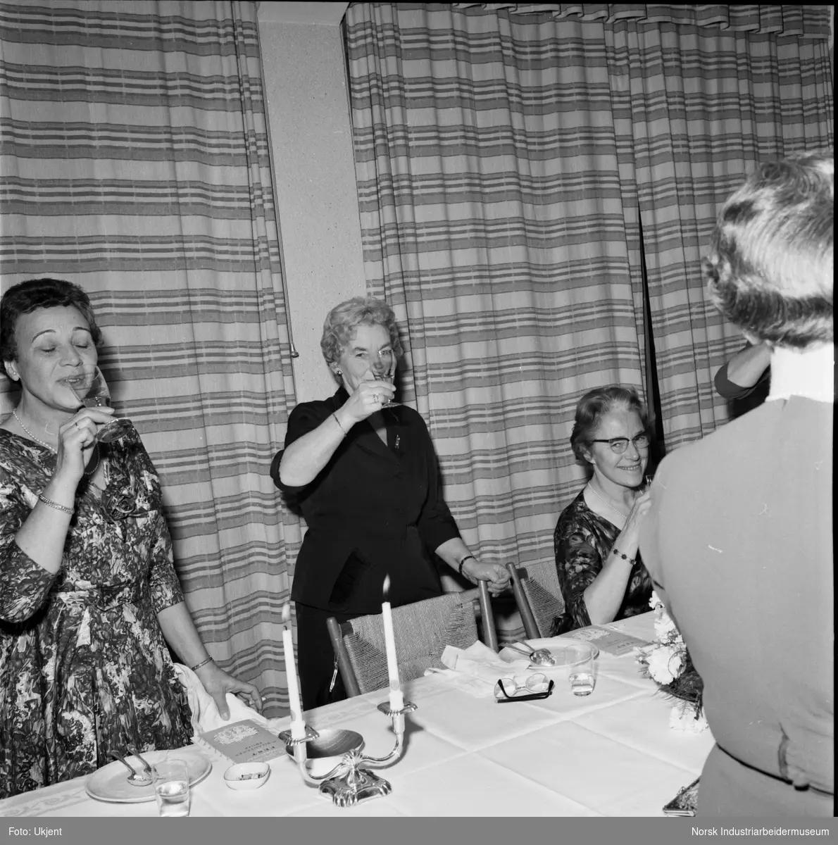 Festen for jubilantfruer 1960. Fra middagen, fru Nygaard taler.