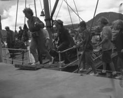 Vardens arkiv. "Turister på Telemarksbåten" 08.07.1953