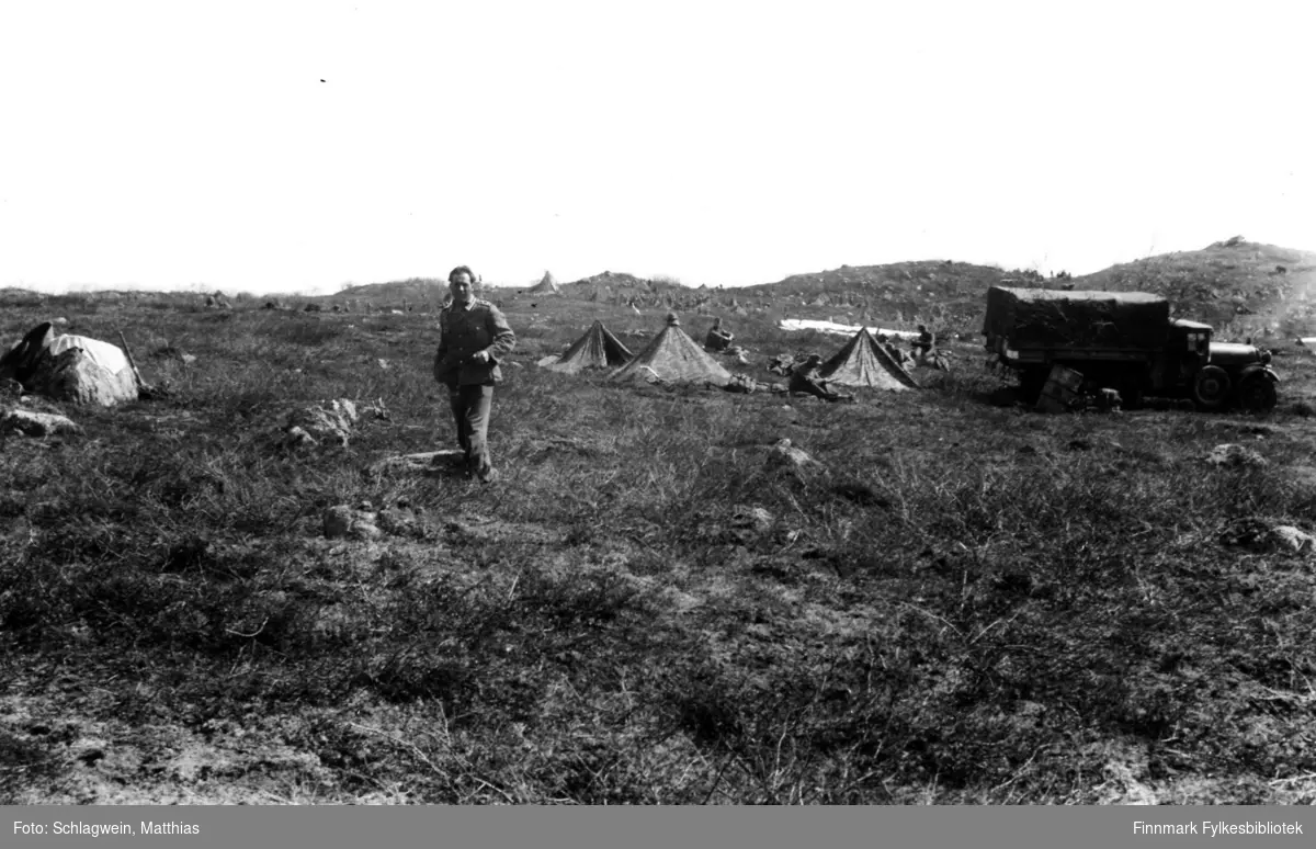 Tyske soldater øver i Kirkenes-fjellet eller lenger øst mellom Petsamo og Litsa? Leir med telt og lastebil.