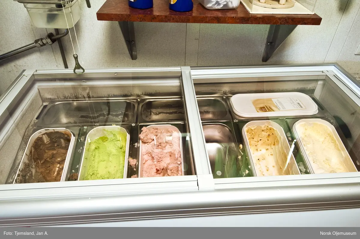 Diverse fristelser i form av iskrem i kantinen på Valhall QP.