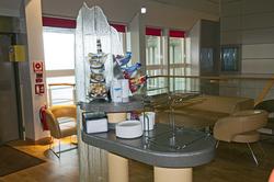 Litt syltetøy og tuber med pålegg for den som ønskewr litt s