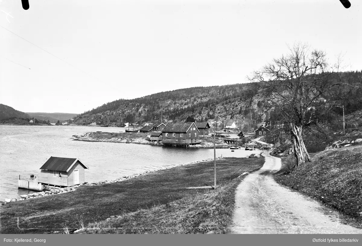 Kystlandskap i Drøbak nord, Husvik. Bildet er tatt fra bakketoppen ved Husviktangen, og vi ser mot Husvikholmen og Gylte i bakgrunnen. Forsvarets badehus t.v. I dag er bare fundamentet tilbake.