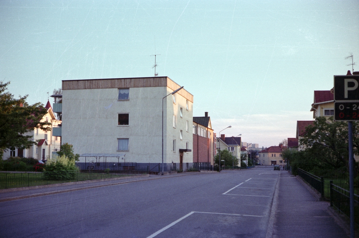Vintergatan i Huskvarna med Frälsningsarméns hus till vänster.