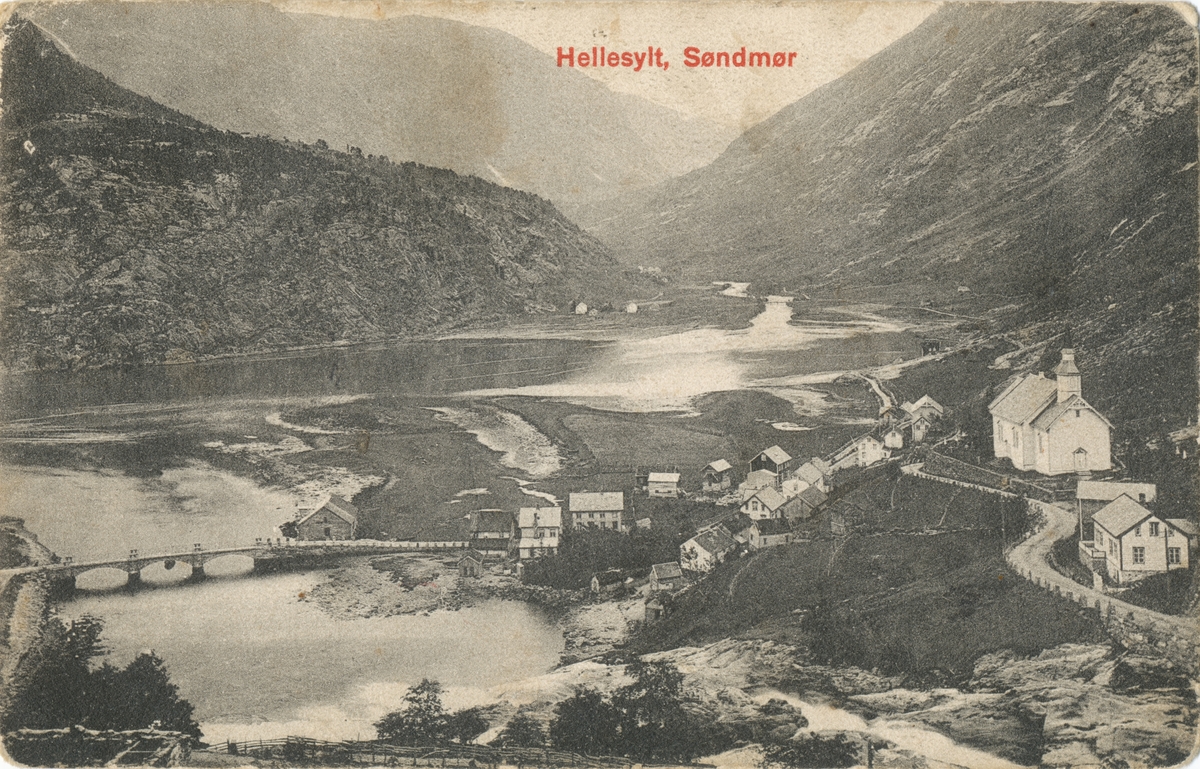 Prospektfotografi av Hellesylt med kirka, elva og broa.