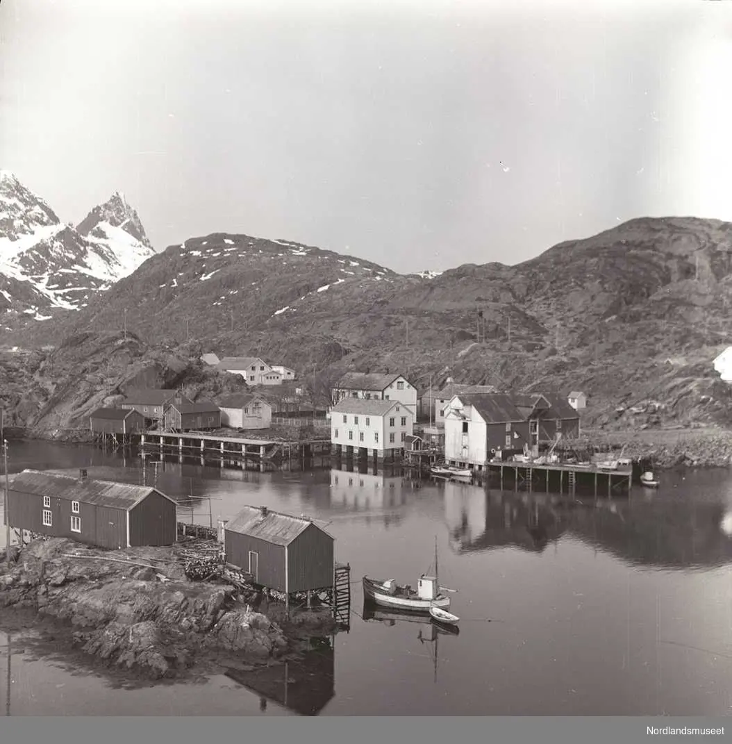 Fiskeværet Sund Med Brygger, Bygninger Bak. Kaianlegg. I Forgrunnen 