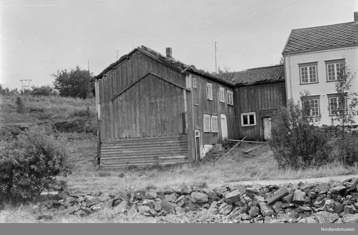 Rødstua, Selsøyvik Handelsted, Alstadhaug. Sett fra siden, hvit bygning.