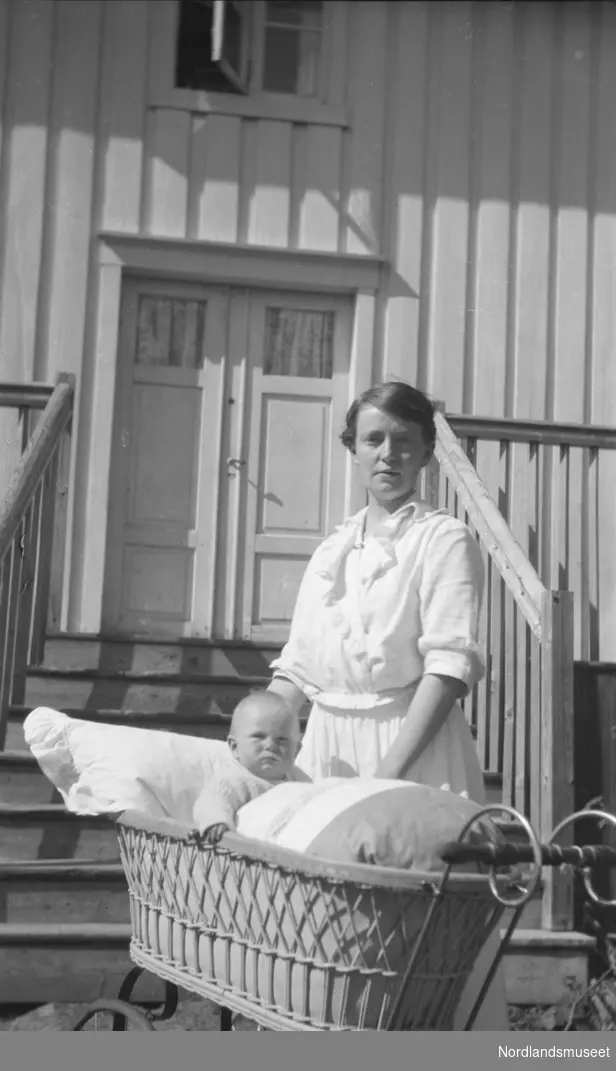 Portrett, Augusta Anderssen-Strand med datteren Unni f.1917.