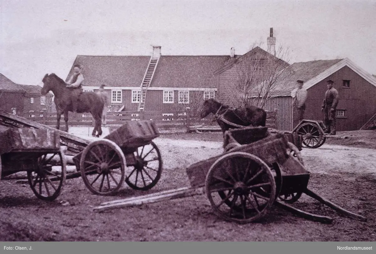 Kjerringøy gamle handelssted.
Fjøstunet.
Ca 1870
Foto  J.Olsen 
Se: NM.F.007673-00001 