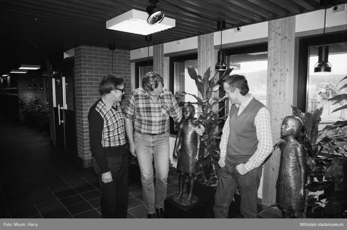 Rektor Gunnar Hillerström, studierektor Lars Karlsson och lärare Åshammar vid Ekenskolan, år 1983.

För mer information om bilden se under tilläggsinformation.
