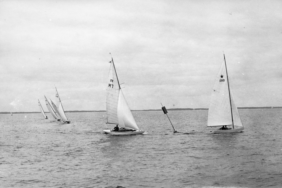Starbåtar och M22:or under bankappsegling på Kanholmsfjärden. I mitten Mälar 22:an LOTTIE.