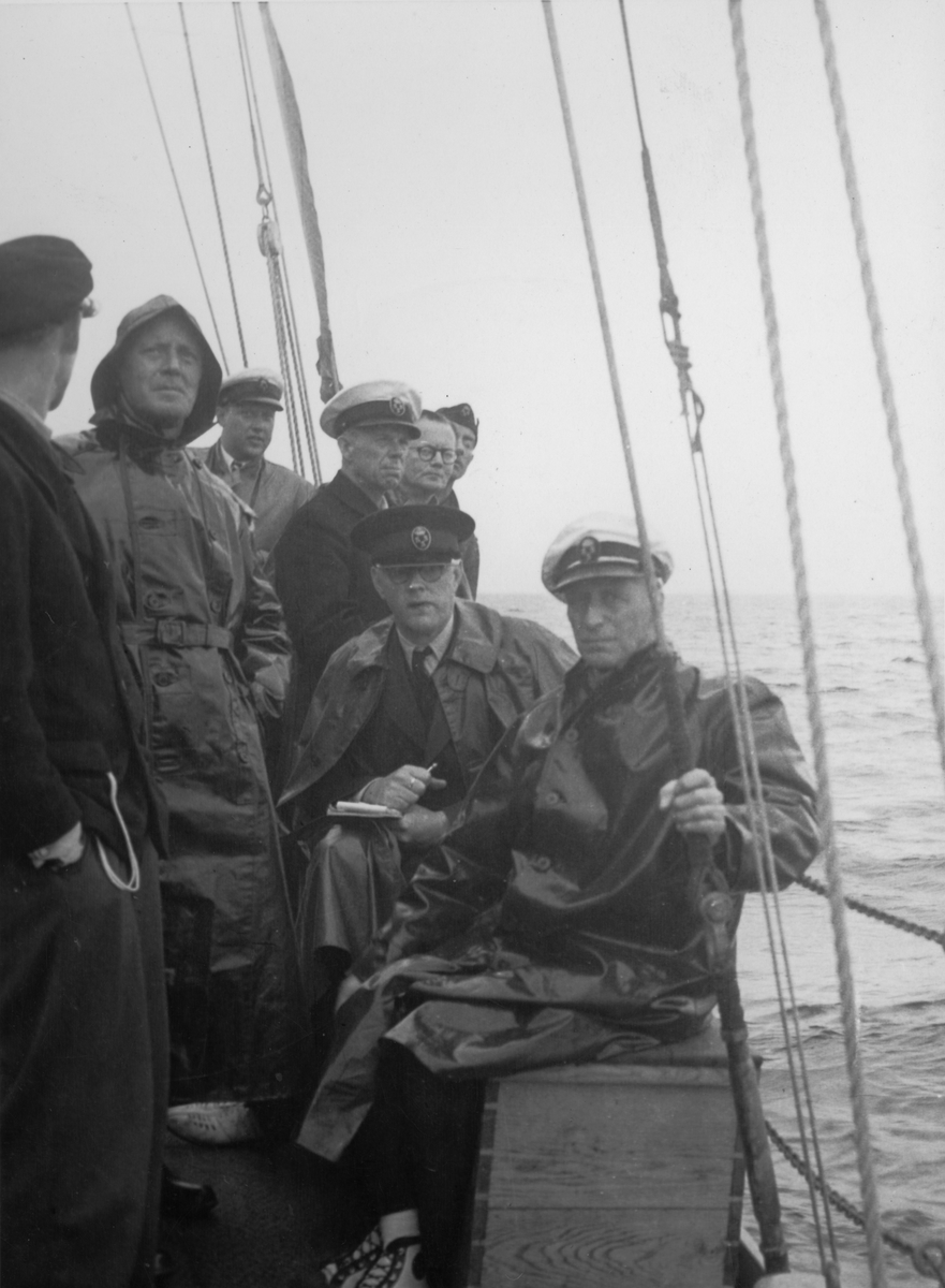 Från uttagningsseglingarna i juli 1947 inför seglingarna i USA om Scandinavian Gold Cup senare samma år. Den sittande mannen t h är Gunnar Lund (1884-1973), KSSS mångårige mätningsman.