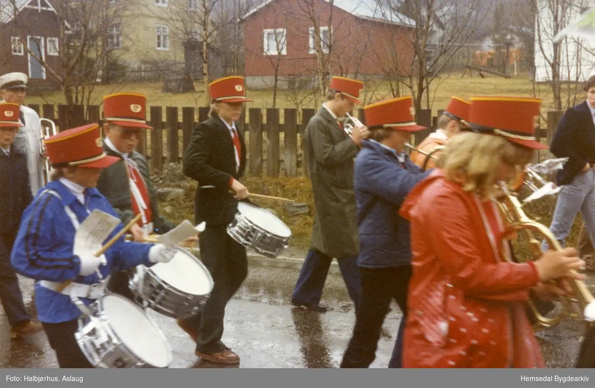 Hemsedal skulemusikk ved Slettostugo 17. mai 1979.
Frå venstre: Olav Sletten, vaksenmusikken, med kvit lue; Geir Magne Roteigen, Terje Lirhus, Tore Flaget, Nils Halbjørhus, Runar Sletten, Kaj HalbjørhusArne Ødegård, Ukjend, Sønnev Skrede.