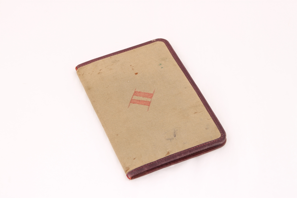 En notisbok med tøyomslag og lærkanter. Boken er en proviantfortegnelse for en slede. Innenfor omslaget i en lomme ligger det en liten håndskrevet lapp med stedskoordinater og dato.