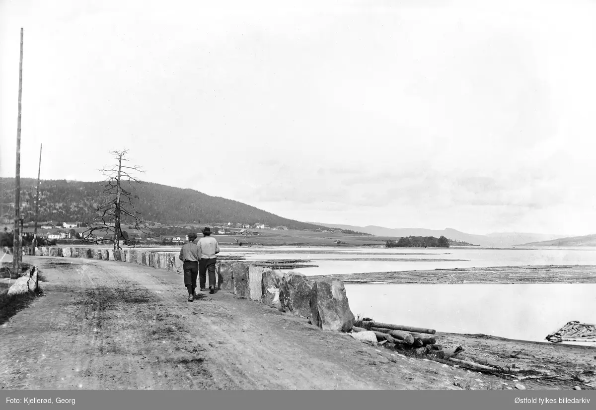 Randsfjorden. Fotografen står med ryggen til Hadeland glassverk på Jevnaker. Dette er Randsfjorden og vestsiden med Veståsen i bakgrunnen.