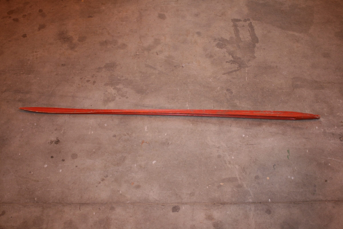 Rødmalt tremodell av silosvanstinne