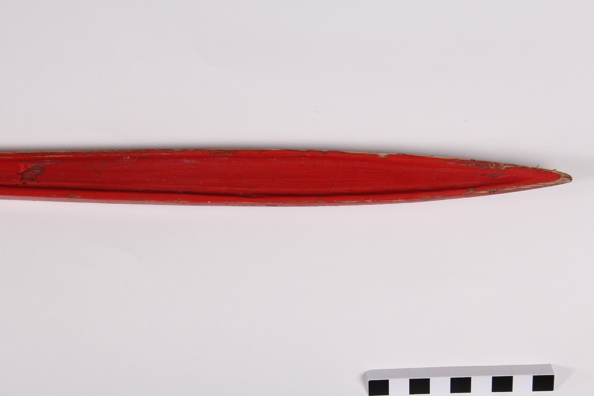 Rødmalt tremodell av silosvanstinne