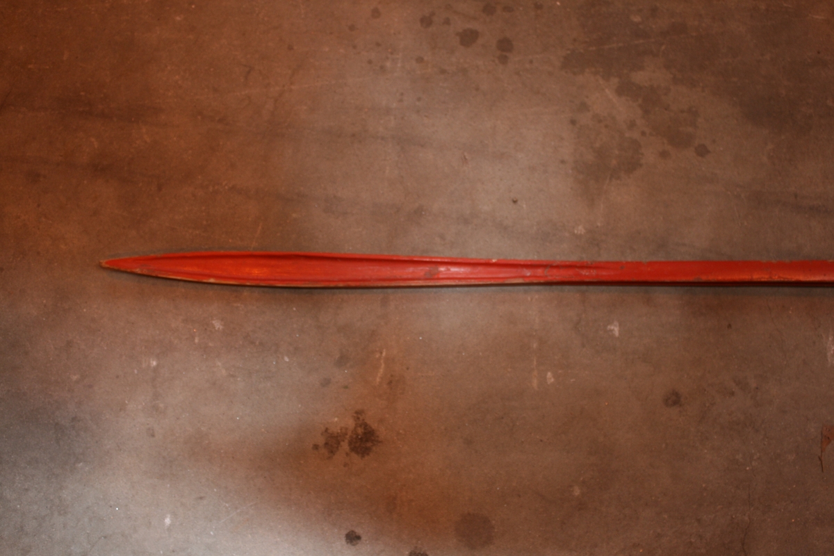 Rødmalt tremodell av silosvanstinne