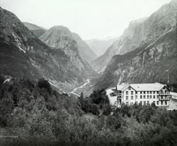 Nærøydalen med Stalheim hotell i forgrunnen