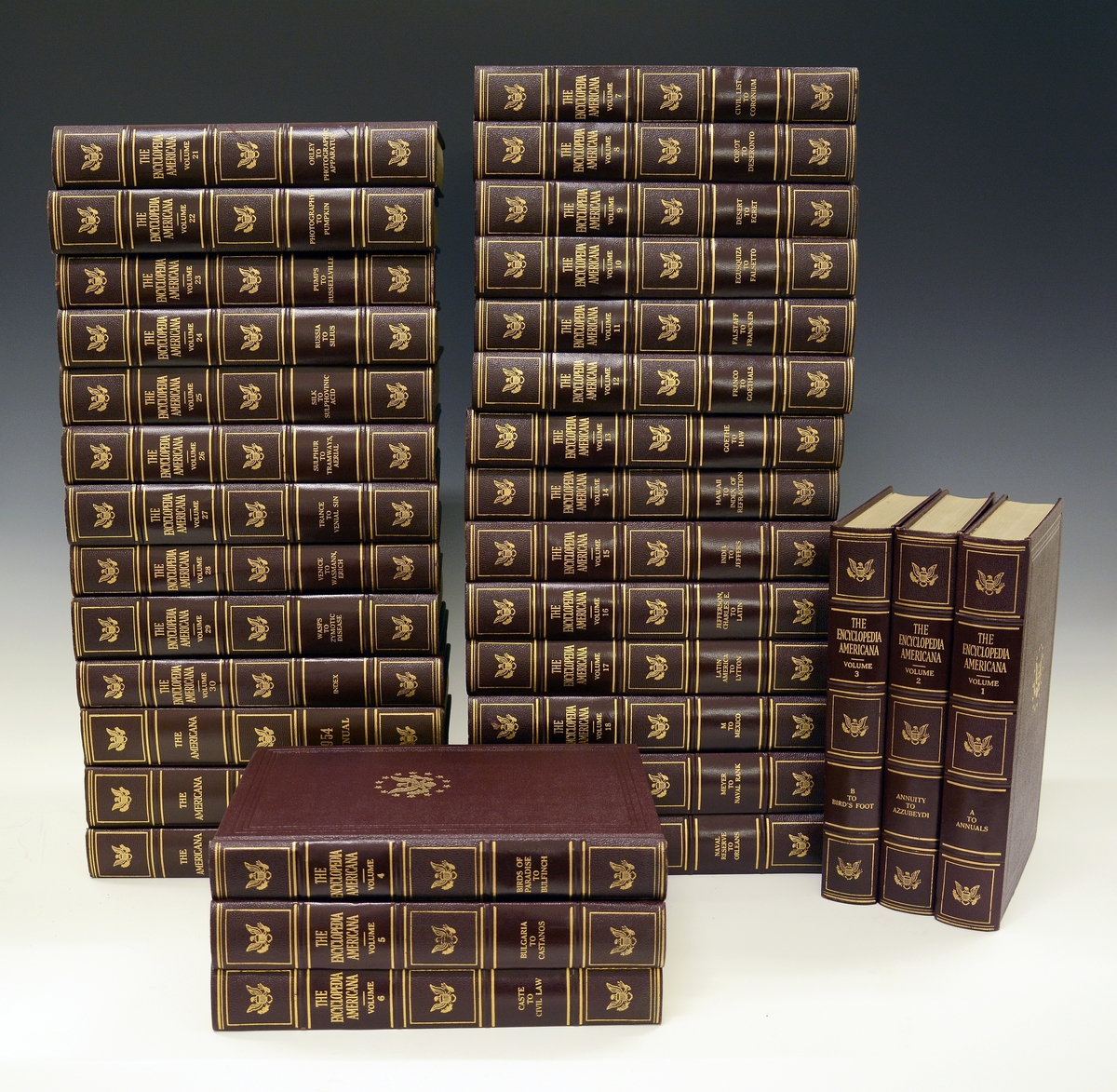 33 bind bøker, amerikansk leksikon, "The Encyclopedia Americana" 1953 i 30 bind, samt tre årstillegg 1954, 1955 og 1956. Mørk burgunder innbinding med gulldekor.