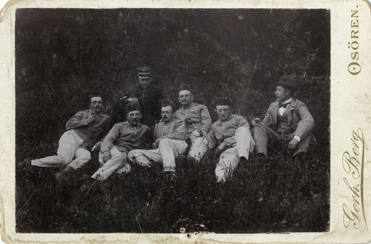 Emil Clausen (3. frå høgre) og seks andre menn på rekruttskule i 1898.