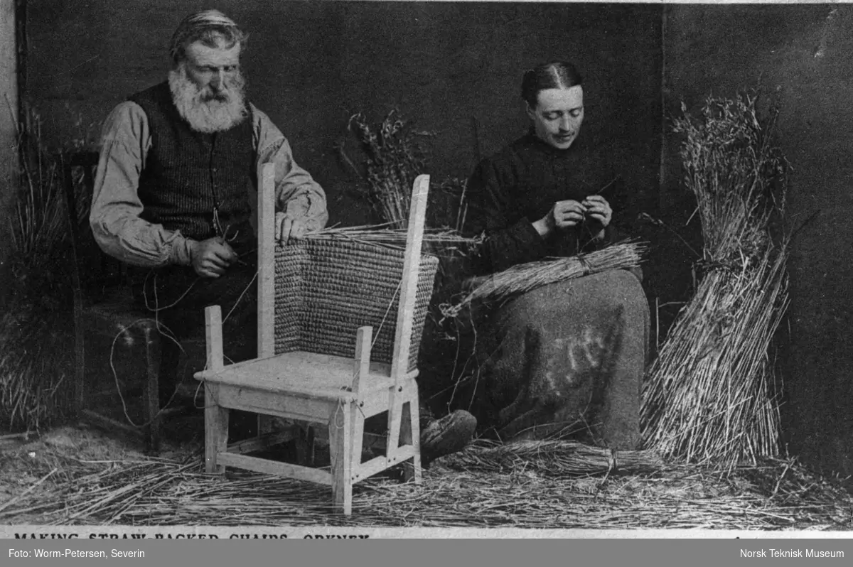 Par som lager flettede stoler