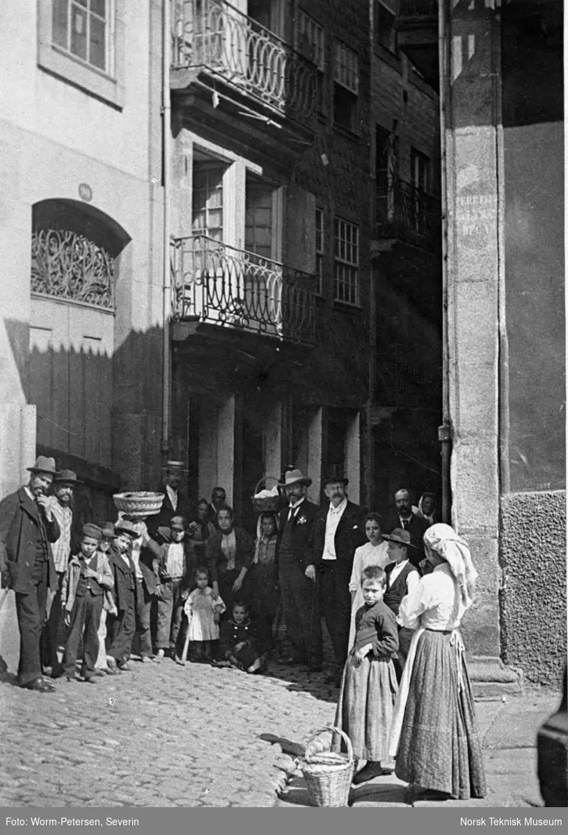 Menneskeforsamling i gate, trolig fra pesten i Porto