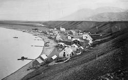 Tettsted ved en fjord på Island