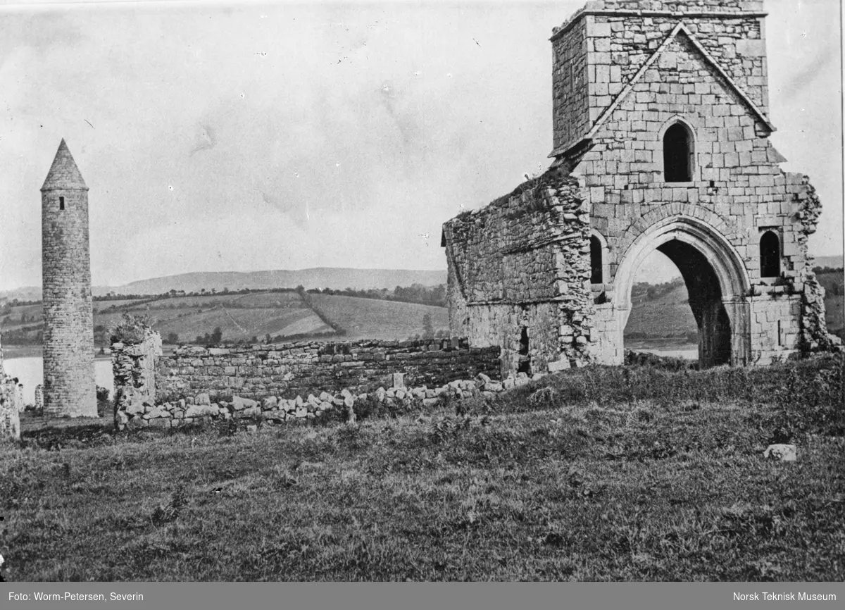 Conway Castle (Wales) og ruinene av Devenish Island (Irland)